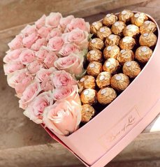 Коробка с розами и конфетами "Мантия"