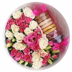 Коробка с цветами и макарун "Алтея"