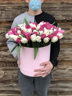 Цветы в коробке "101 тюльпан"