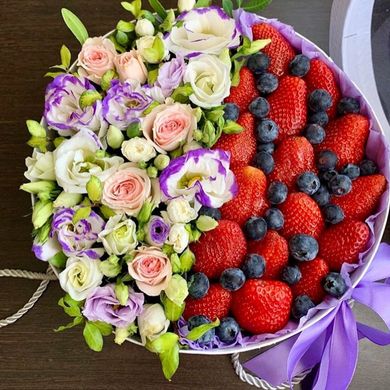 Коробка с цветами и ягодами "Мечта"