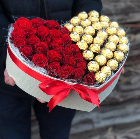 Подарунковий набір "Серце з троянд і Ferrero Rocher" до Дня Святого Валентина