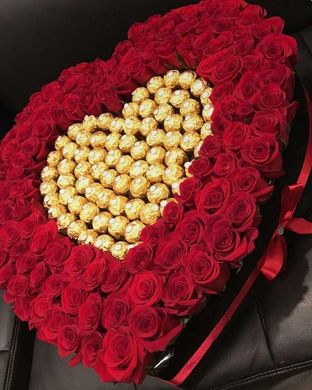 Коробка з трояндами і цукерками "Серцеїдка"