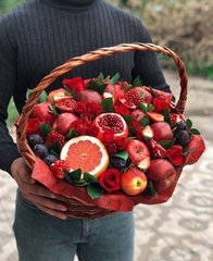 Корзина с фруктами "Красные плоды"