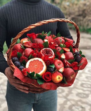 Корзина с фруктами "Красные плоды"