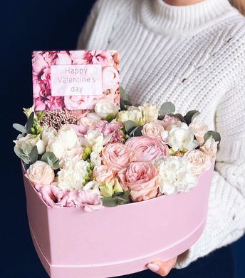 Коробка з квітами та листівкою "Ніжність"