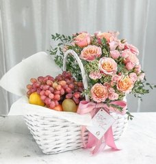 Корзина с цветами и фруктами "Пикник"