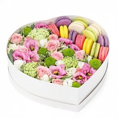 Коробка с цветами и макарун "Сад"