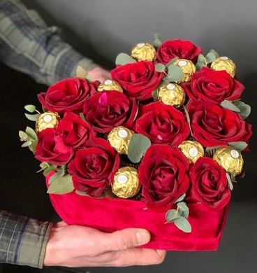 Коробка с розами и конфетами "Это любовь"