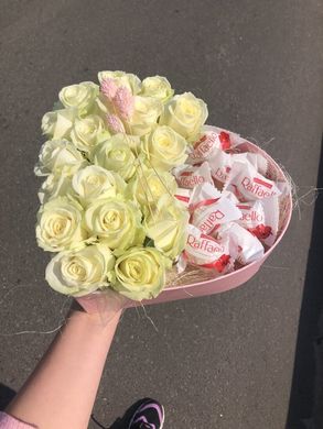 Коробка с розами и конфетами "Очарование"
