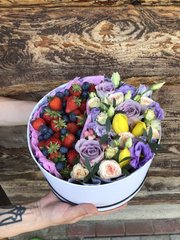 Коробка с цветами и ягодами "Шанхай"