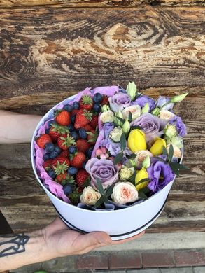 Коробка з квітами та ягодами "Шанхай"