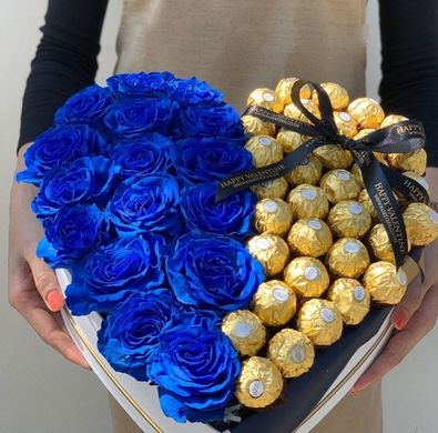 Коробка с цветами и конфетами "Блю Свитс"