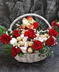 Корзина с розами и конфетами "Влюблен"