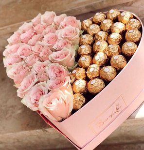 Коробка з трояндами і цукерками "Мантія"