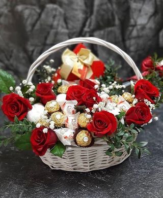 Кошик з трояндами і цукерками "Закоханий"
