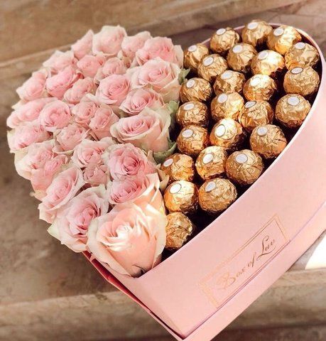 Коробка сердце с розовыми розами и конфетами Ferrero Rocher