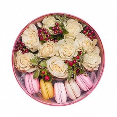 Коробка с цветами и макарун "Гиперикум"