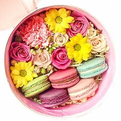 Коробка с цветами и макарун "Весна"