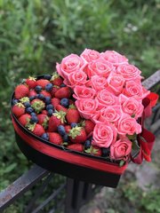 Коробка с цветами и ягодами "Летний"