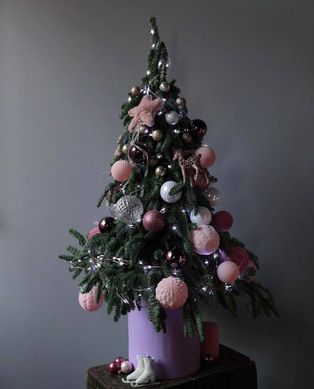 Новорічна композиція "Ялинка з рожевими кульками"