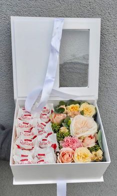 Коробка с цветами и конфетами "Купидон"
