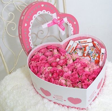 Коробка з трояндами і шоколадками "Кіндер"