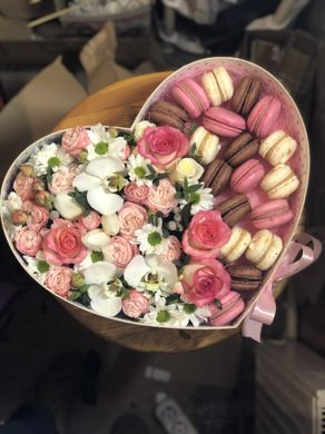 Коробка с цветами и макарун "Предвкушение"